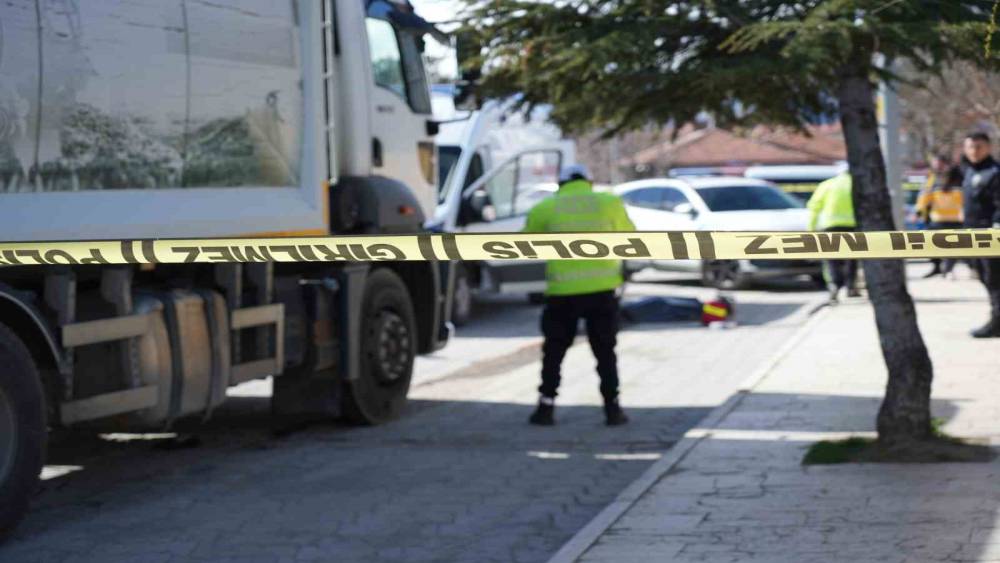 &Ccedil;&ouml;p kamyonunun &ccedil;arptığı yaşlı kadın hayatını kaybetti
