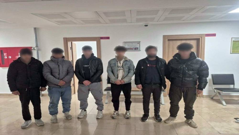 Ka&ccedil;ak g&ouml;&ccedil;menler otomobil bagajında yakalandı
