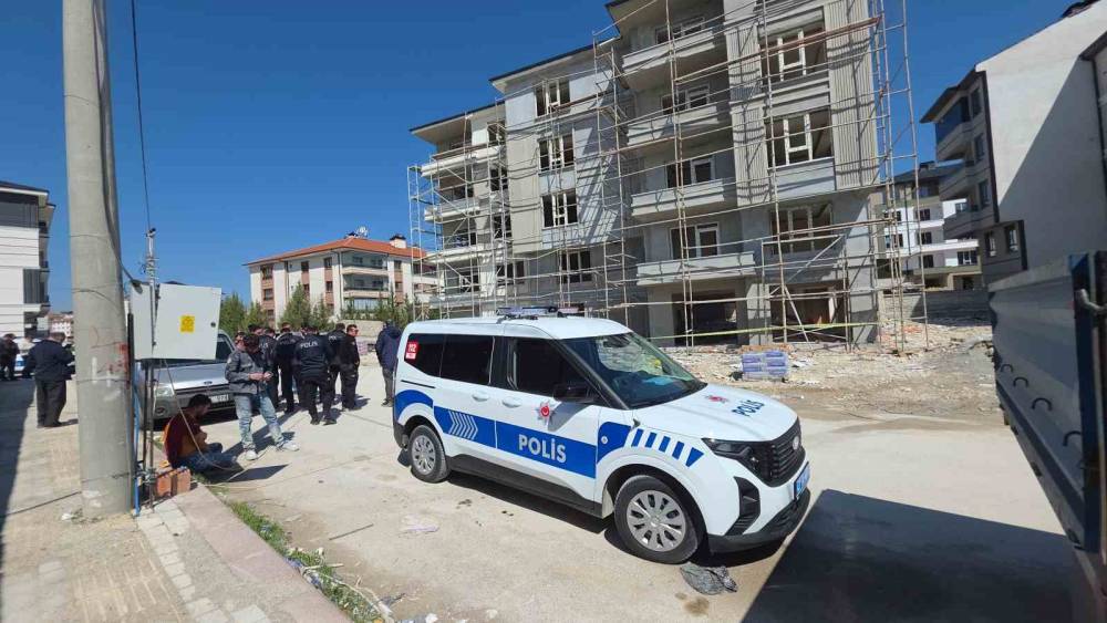 K&uuml;tahya&rsquo;da iskele &ccedil;&ouml;kt&uuml;: 2 iş&ccedil;i yaralandı
