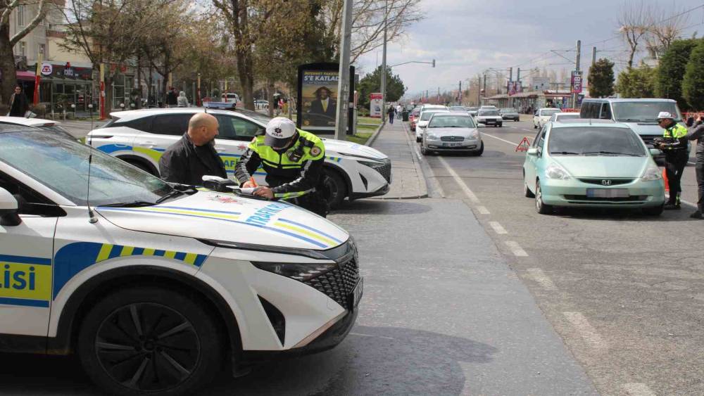 S&uuml;r&uuml;c&uuml;ler APP plaka ve multimedya konusunda bilgilendirildi
