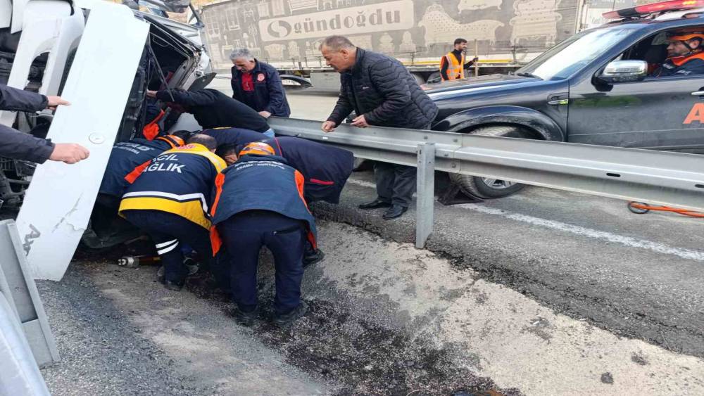 Virajı alamayan tır bariyerlere saplandı: S&uuml;r&uuml;c&uuml; yaralandı
