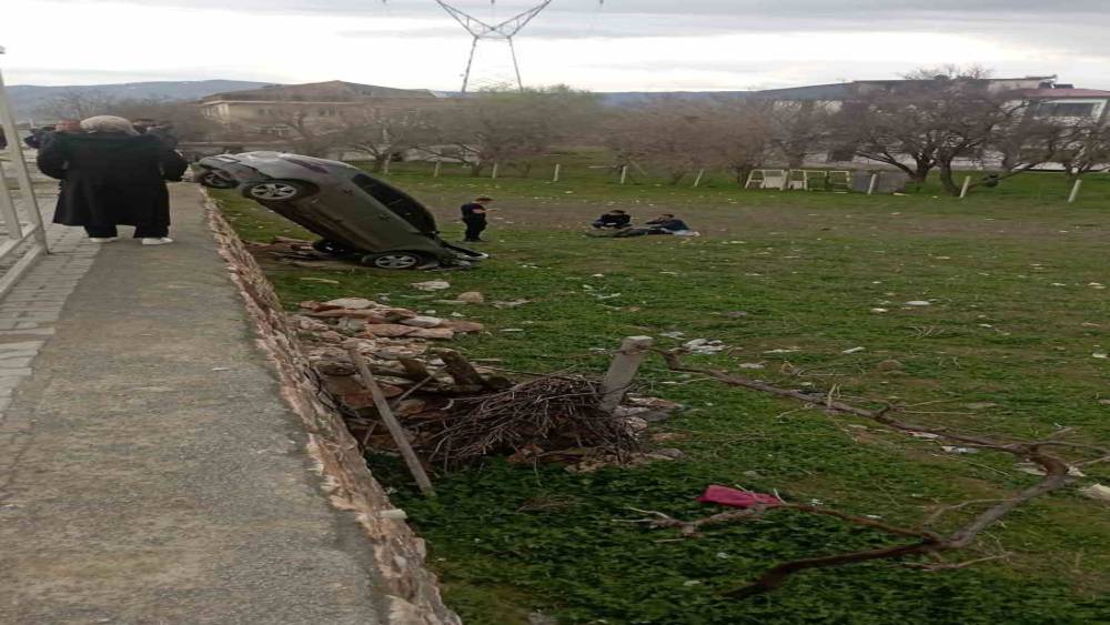 Elazığ&rsquo;da otomobil şarampole u&ccedil;tu: 1 yaralı
