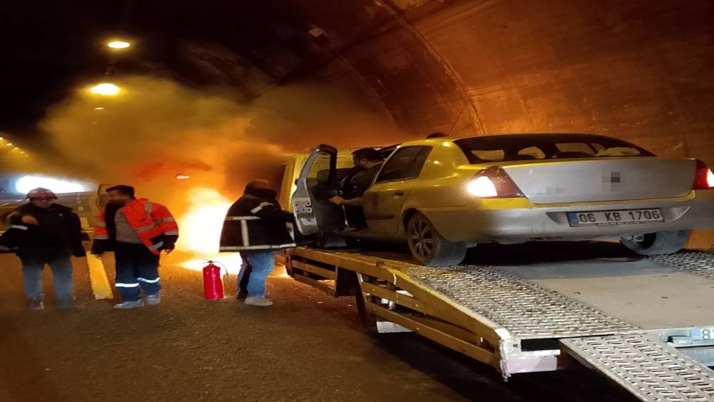 Bolu Dağı T&uuml;neli&rsquo;nde oto kurtarıcı alevlere teslim oldu
