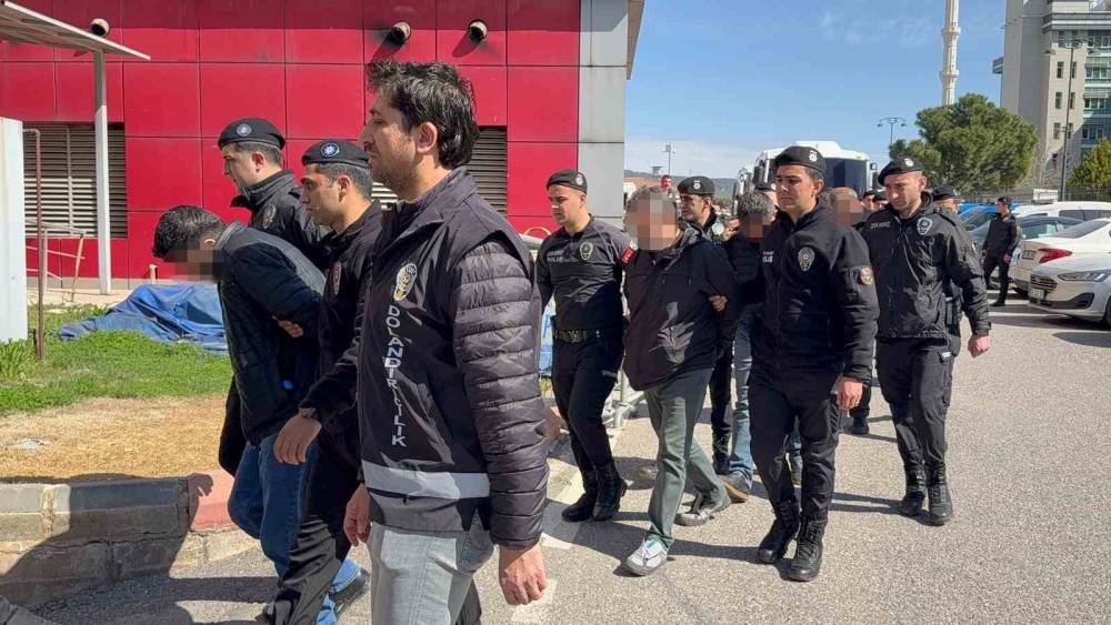 521 milyon TL&rsquo;lik vurgun yapan aralarında GA&Uuml;N &ouml;ğretim g&ouml;revlisinin de bulunduğu 10 kişi tutuklandı
