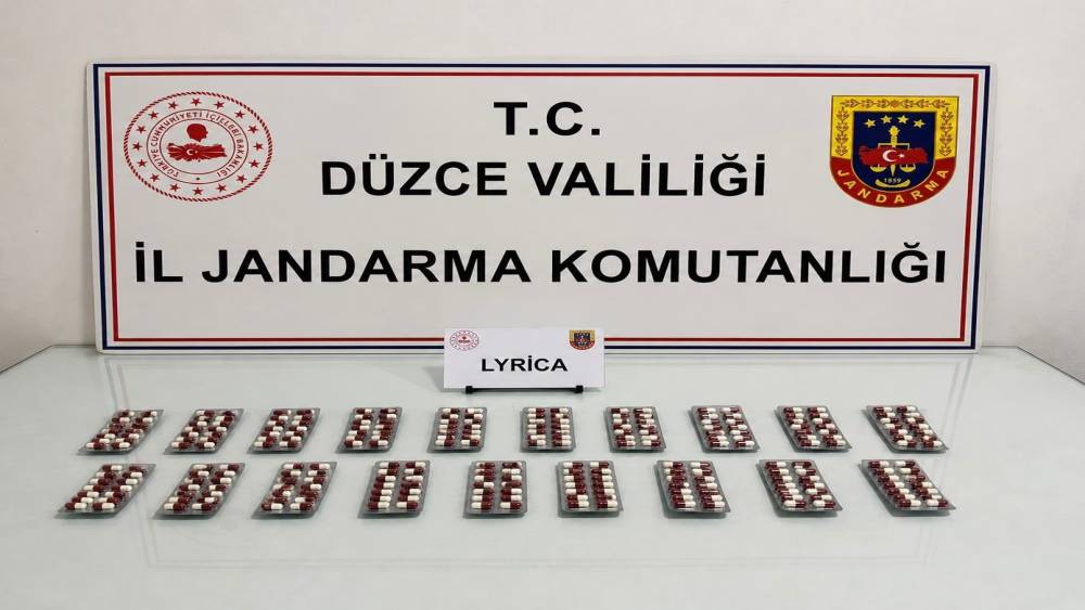 İl dışından D&uuml;zce&rsquo;ye uyuşturucu sevkiyatına jandarma engeli
