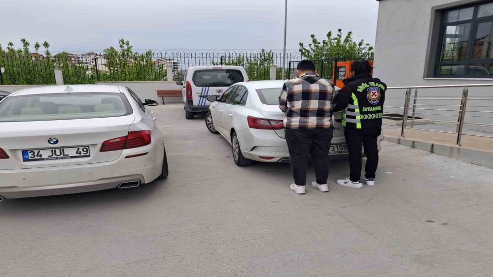 Arnavutk&ouml;y&rsquo;de "makas" atan s&uuml;r&uuml;c&uuml;ye 96 bin TL ceza
