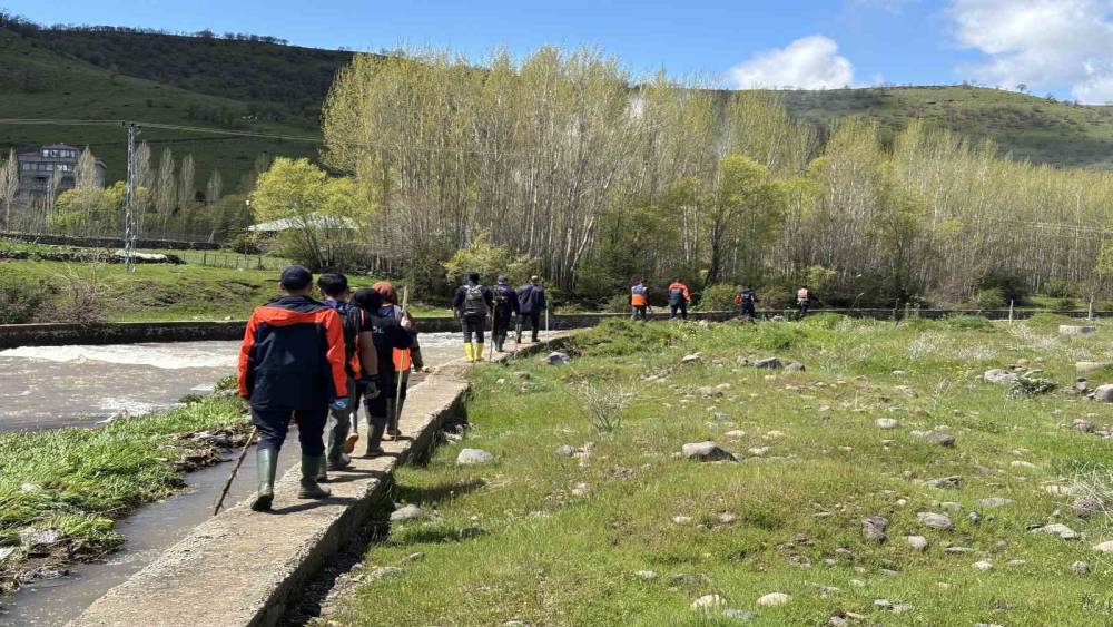 Bing&ouml;l&rsquo;de kayıp emekli &ouml;ğretmeni 229 personel arıyor
