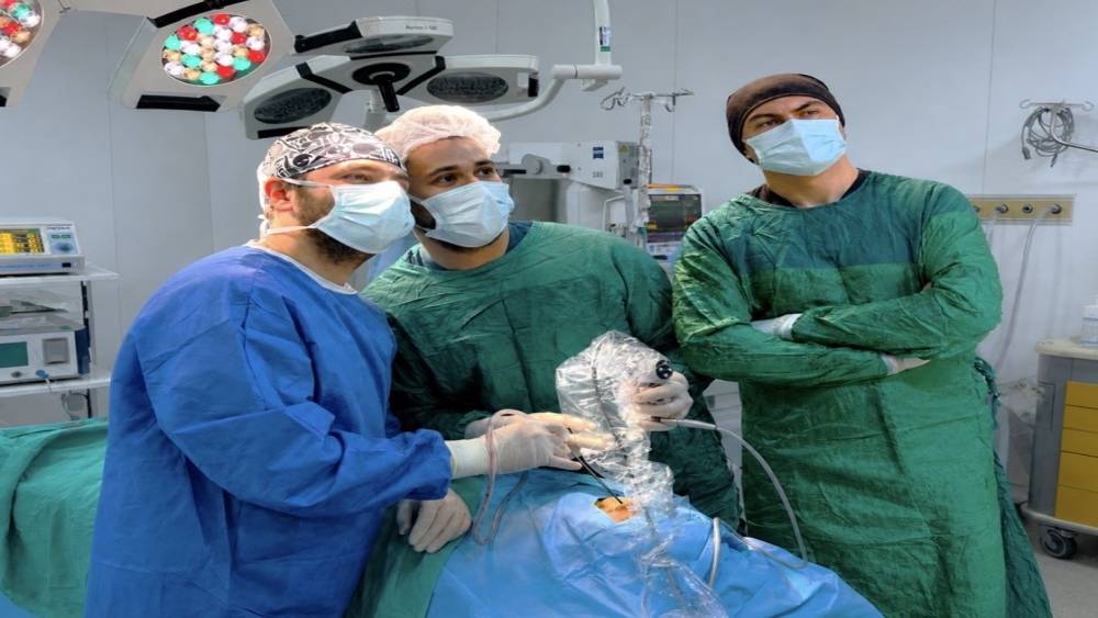 Van&rsquo;da gebe anneye aynı anda hem sezaryen hem beyin ameliyatı yapıldı
