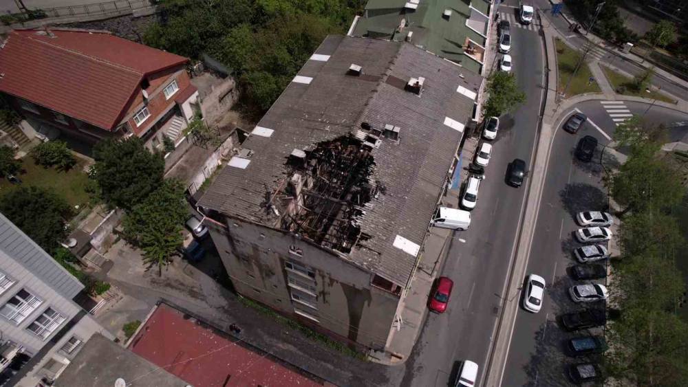 Ey&uuml;psultan&rsquo;da &ccedil;atı tamirinden sonra yangın &ccedil;ıktı, daire kullanılamaz hale geldi
