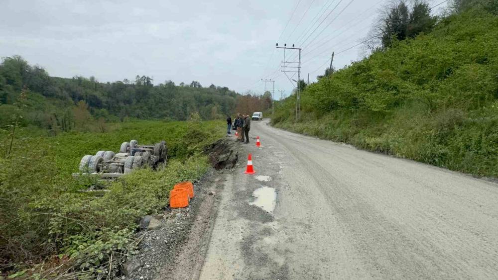 Askeri limana taş g&ouml;t&uuml;ren kamyon devrildi, s&uuml;r&uuml;c&uuml; yara almadan kurtuldu
