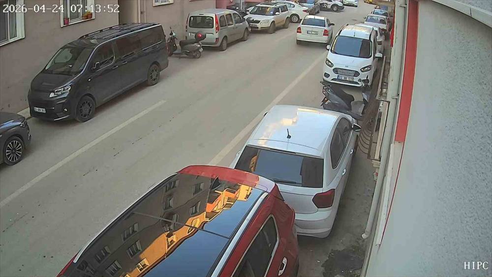 Park halindeki araca &ccedil;arpıp ka&ccedil;tı: O anlar kameraya b&ouml;yle yansıdı

