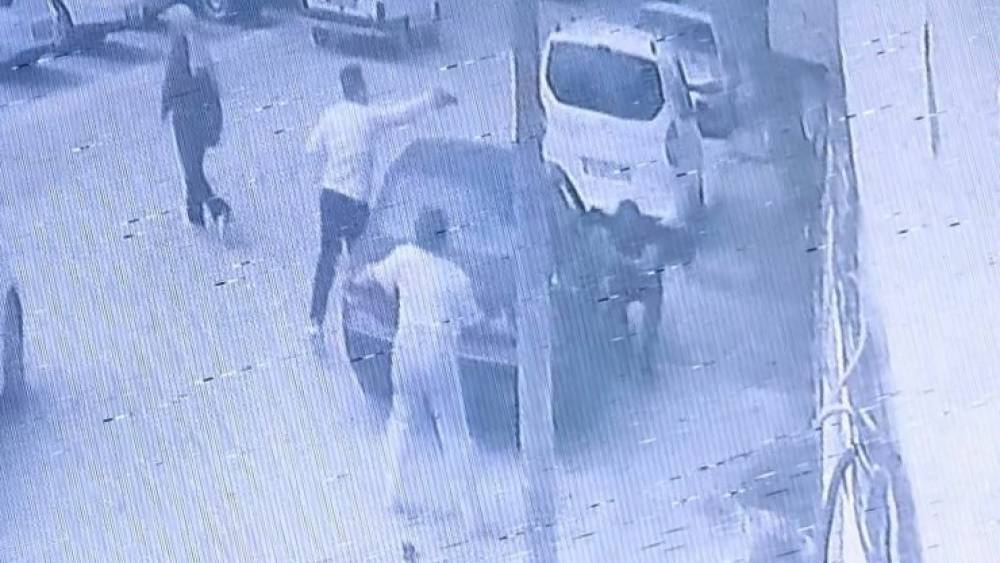 Bursa&rsquo;da silahlı kavga: Yaralıyı motorize trafik timi hastaneye yetiştirdi
