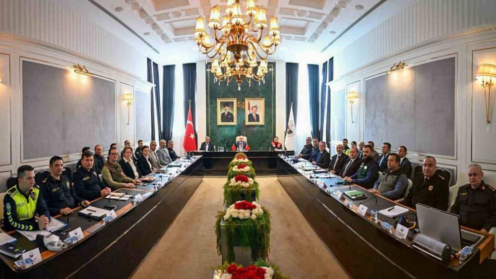 Vali Turan: "Okul &ccedil;evrelerinde denetimler artırılacak"
