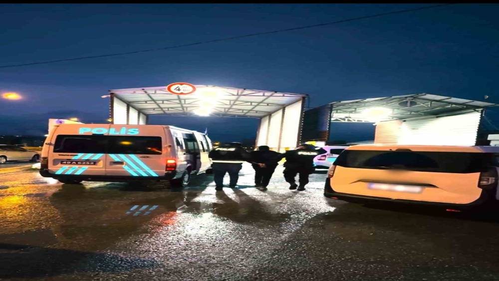 Muş&rsquo;ta g&ouml;&ccedil;men ka&ccedil;ak&ccedil;ılığı operasyonu: 2 organizat&ouml;r tutuklandı
