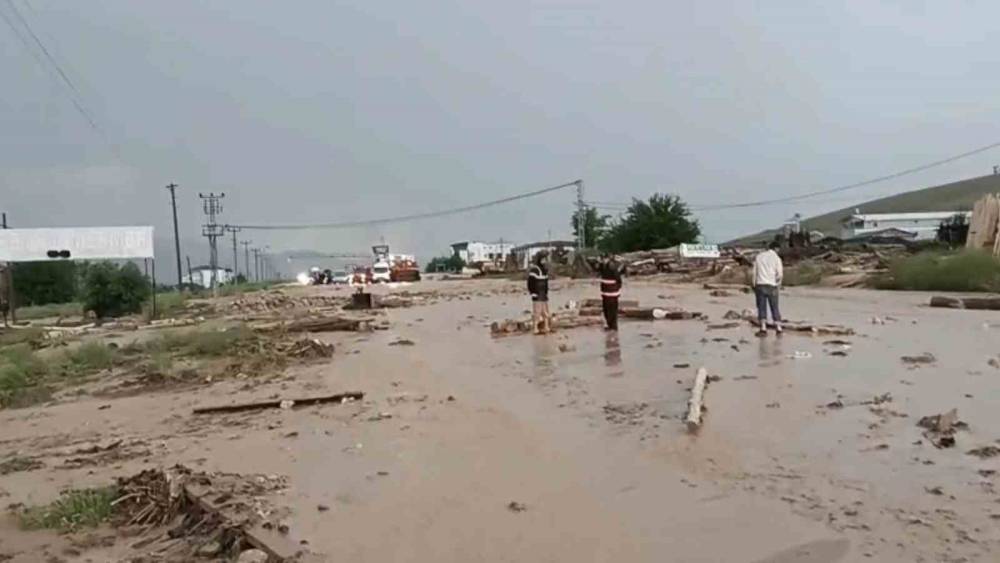 Elazığ-Tunceli yolu sel nedeniyle ulaşıma kapandı
