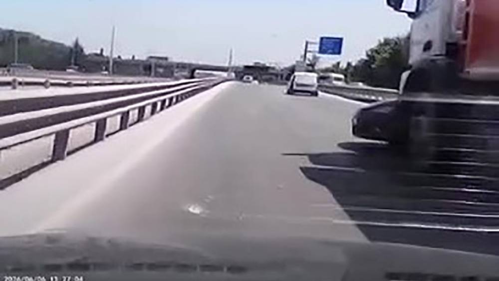 Kamyon otomobili &ouml;n&uuml;ne alıp metrelerce s&uuml;r&uuml;kledi: O anlar ara&ccedil; kamerasına yansıdı
