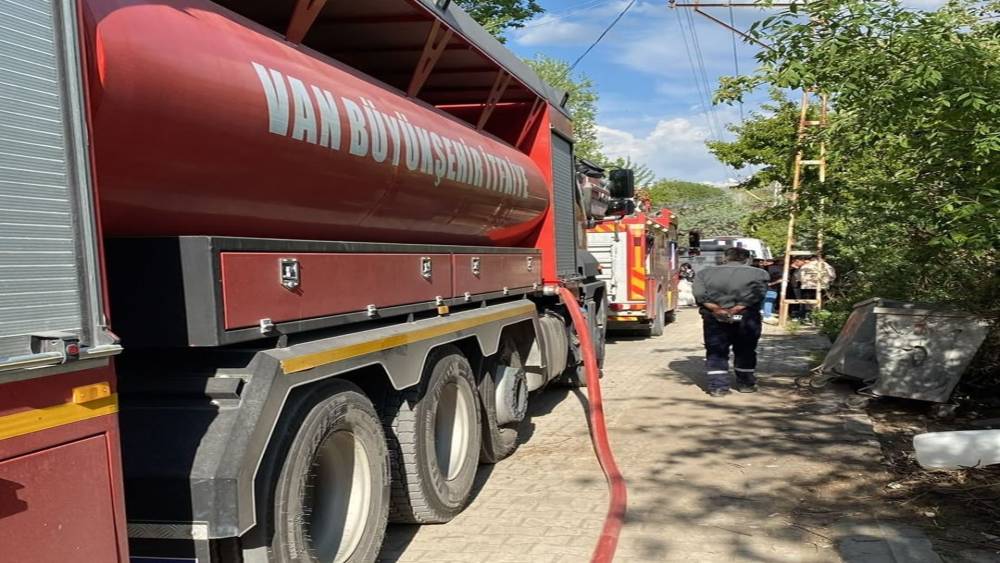 Van&rsquo;da ev ve samanlık yangını
