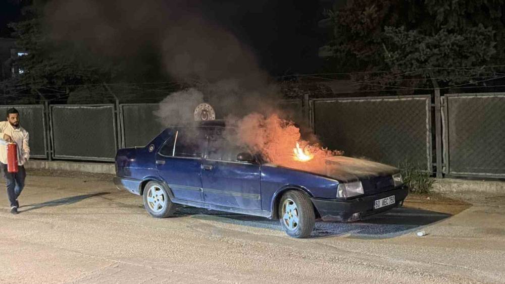 Tokat&rsquo;ta park halindeki otomobilde yangın &ccedil;ıktı
