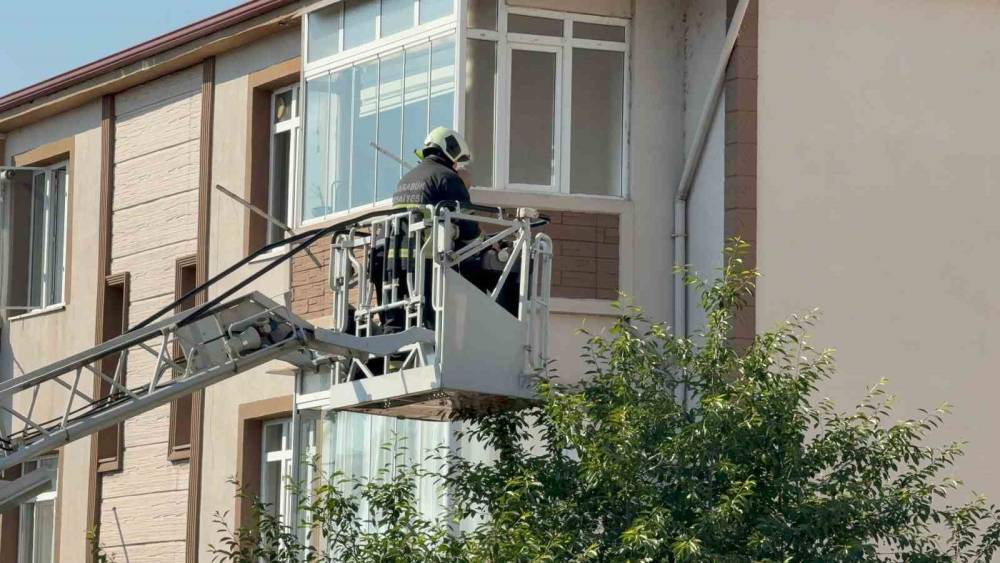 Karab&uuml;k&rsquo;te bir kişi evinin balkonunda asılı halde bulundu
