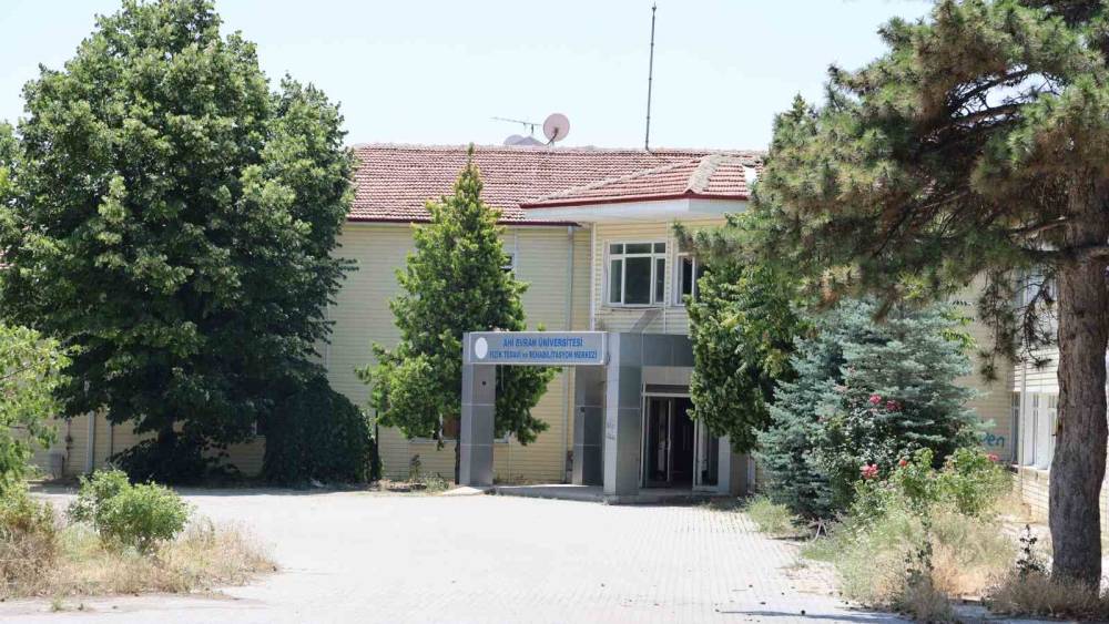 Vandallar, eski fizik tedavi merkezinin duvarlarına sprey boyalarla yazı yazdı
