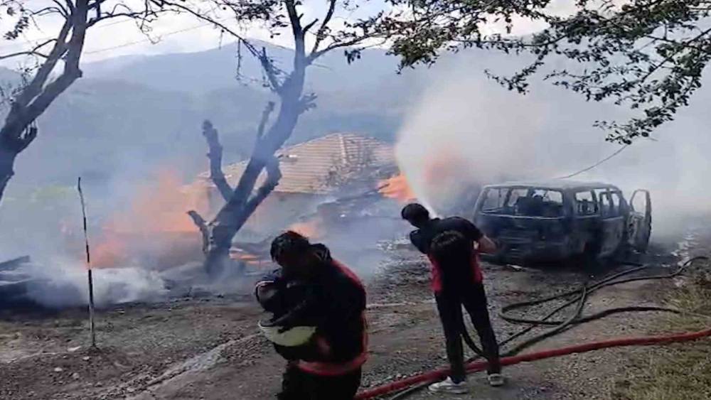 Komşusunu &ouml;ld&uuml;r&uuml;p evini ve aracını ateşe verdi
