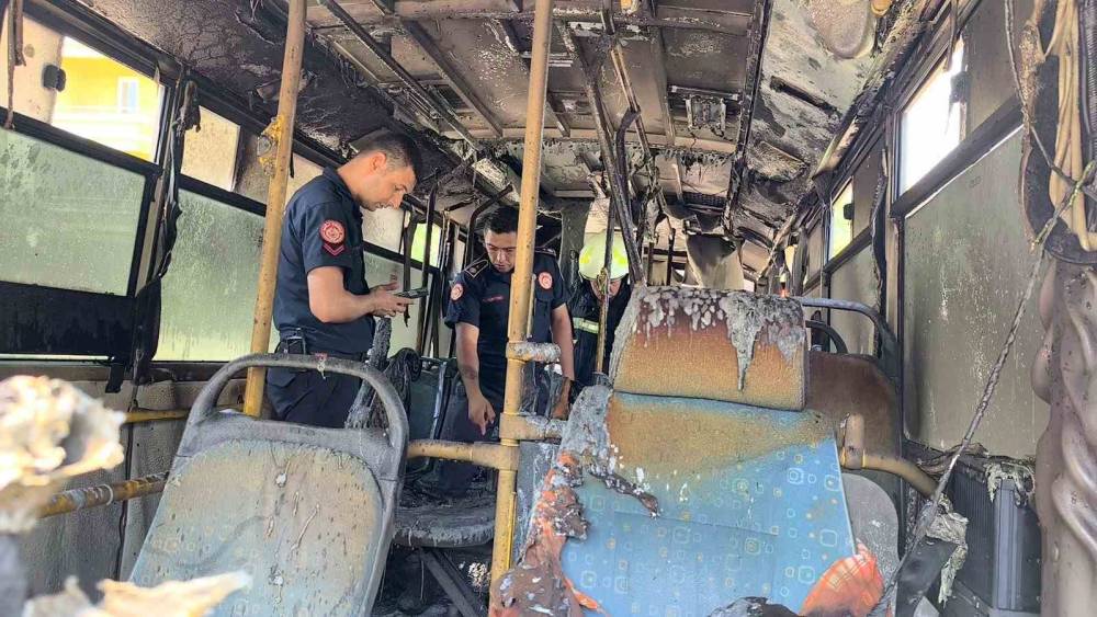 Muğla&rsquo;da park halindeki midib&uuml;ste yangın &ccedil;ıktı
