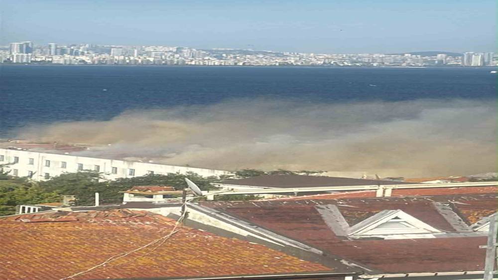 Heybeliada Deniz Harp Okulu&rsquo;nun &ccedil;atısında tadilat sırasında yangın &ccedil;ıktı. Olay yerine &ccedil;evre il&ccedil;elerden &ccedil;ok sayıda itfaiye ekibi sevk edilirken, yangına m&uuml;dahale devam ediyor.
