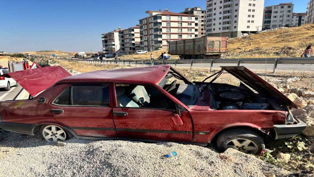 Besni&rsquo;de kontrolden &ccedil;ıkan otomobil şarampole girdi: 1 yaralı
