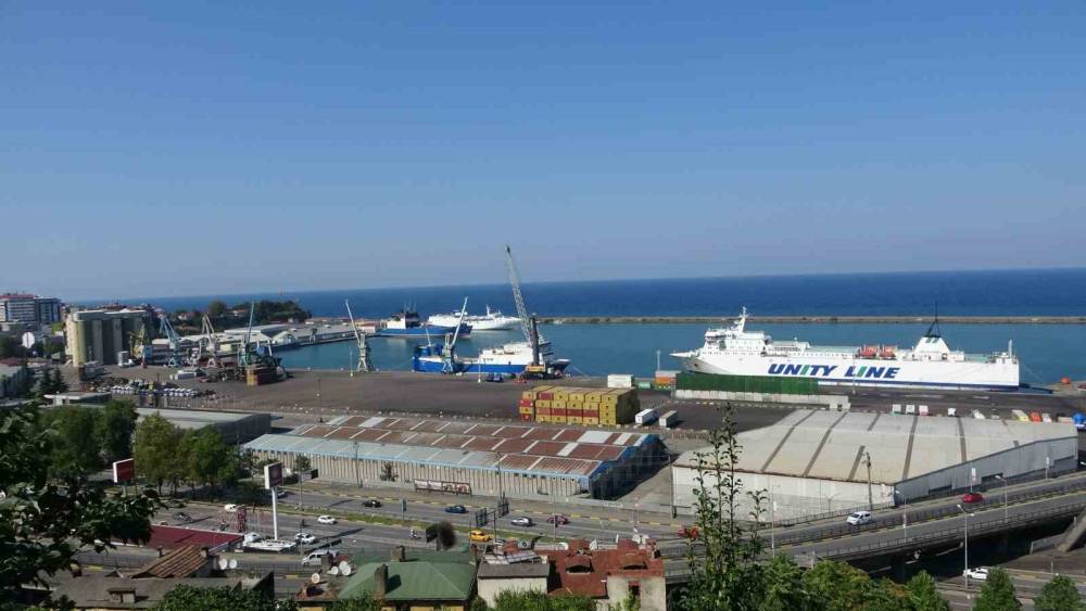 Dron saldırısına uğrayan Ro-Ro gemisi Trabzon Limanı&rsquo;na demirledi
