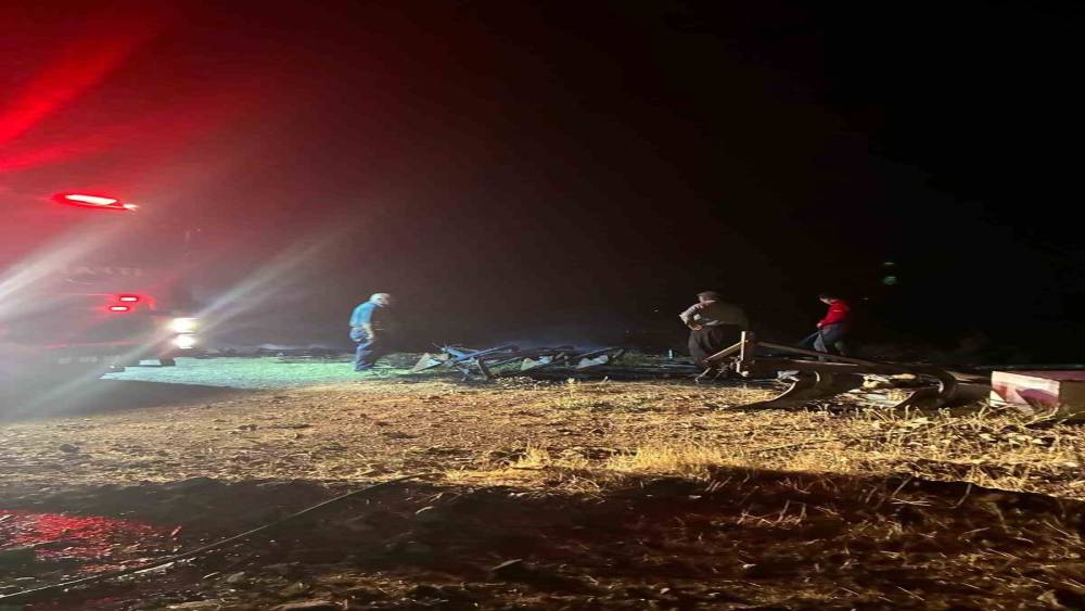 Odunluk yangını hayvan ağılına ulaşmadan s&ouml;nd&uuml;r&uuml;ld&uuml;
