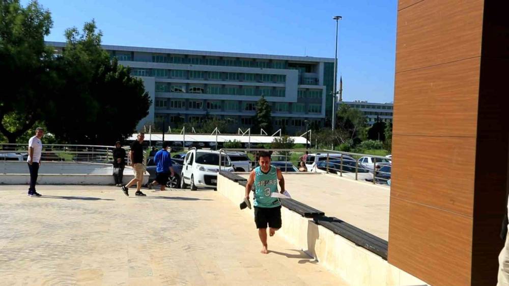 Kan ter i&ccedil;inde elide terlikle yalınayak koşarak geldiği sınavı saniyelerle ka&ccedil;ırdı
