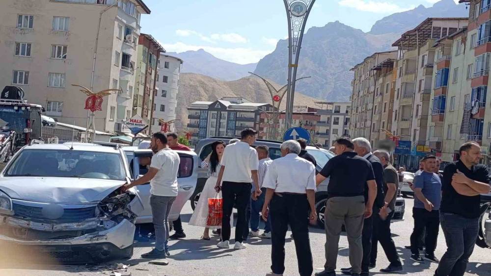 Hakkari&rsquo;de iki ara&ccedil; &ccedil;arpıştı: 1 yaralı
