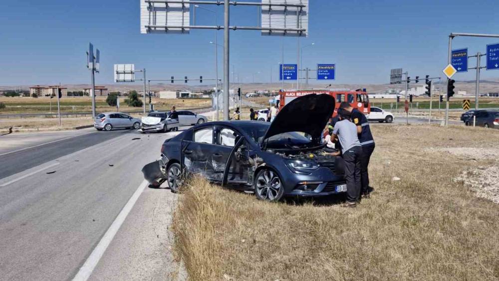 &Ccedil;orum&rsquo;da iki otomobil &ccedil;arpıştı: 5 yaralı
