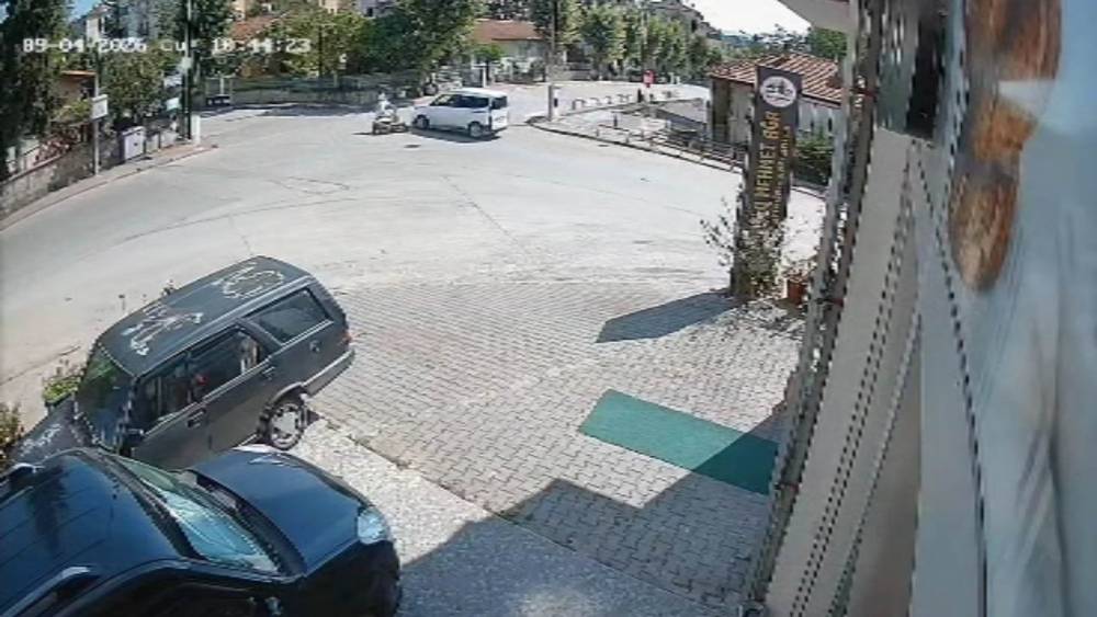 Hafif ticari ara&ccedil; ile motosiklet &ccedil;arpıştı
