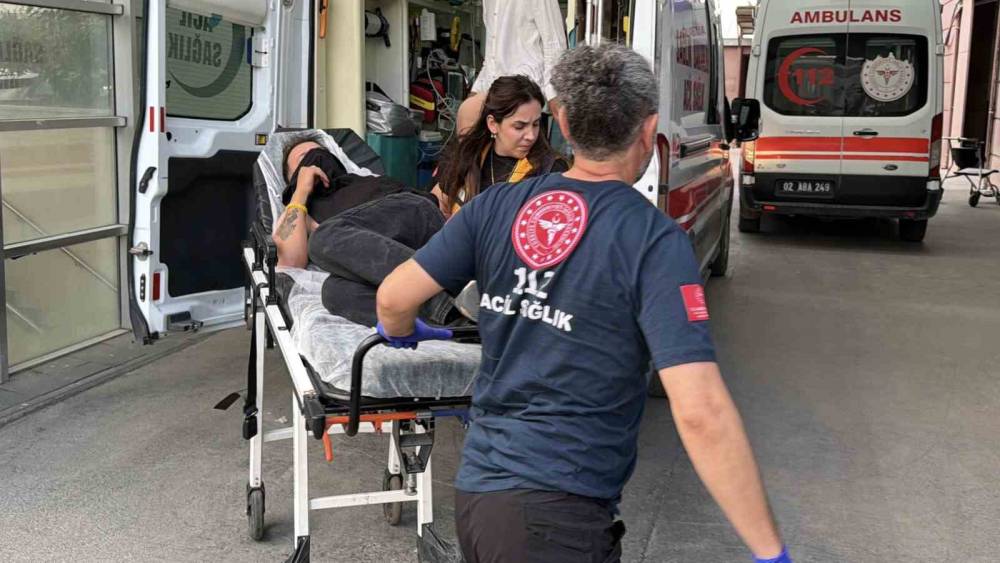 Şiddete maruz kalan kadını kurtarmak isterken bı&ccedil;aklandı
