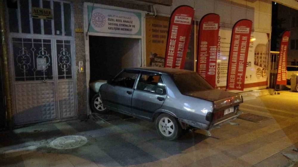 Malatya&rsquo;da kontrolden &ccedil;ıkan otomobil dershaneye girdi
