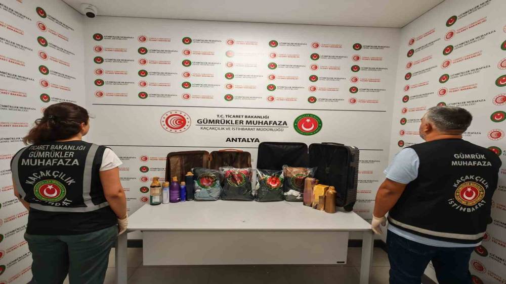 Antalya Havalimanı&rsquo;nda uyuşturucu operasyonu: 18 kilo 921 gram likit metamfetamin ele ge&ccedil;irildi
