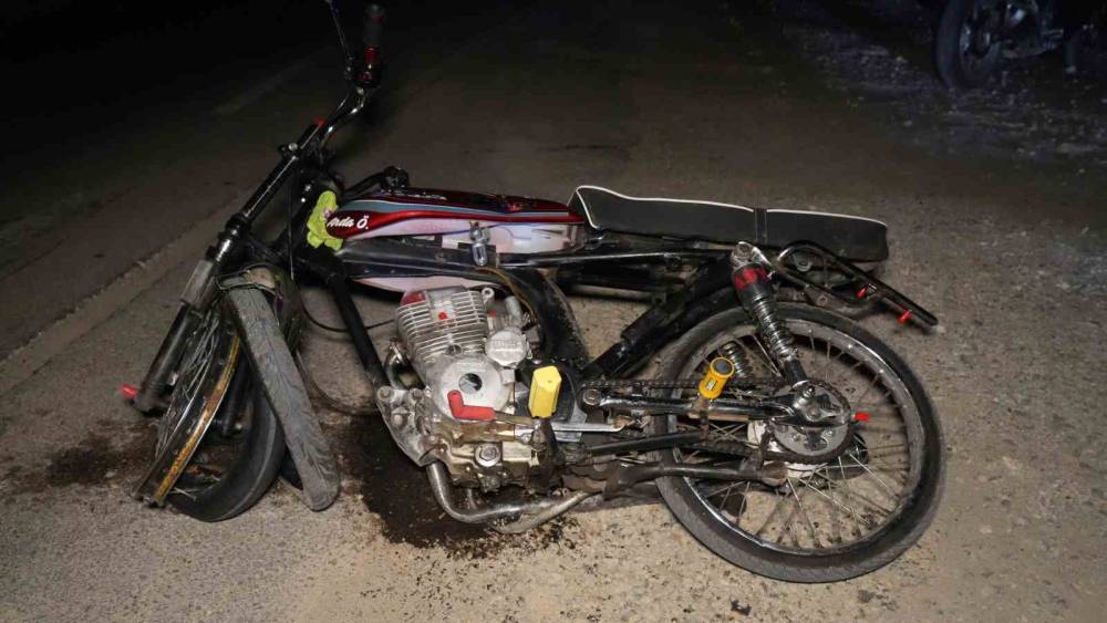 Trafik levhasına &ccedil;arpan motosiklet hurdaya d&ouml;nd&uuml;: 2 yaralı
