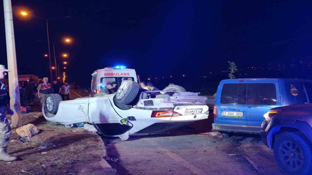 Kazada takla atan otomobil 2 tır s&uuml;r&uuml;c&uuml;s&uuml;n&uuml;n &uuml;zerine u&ccedil;tu: 6 yaralı
