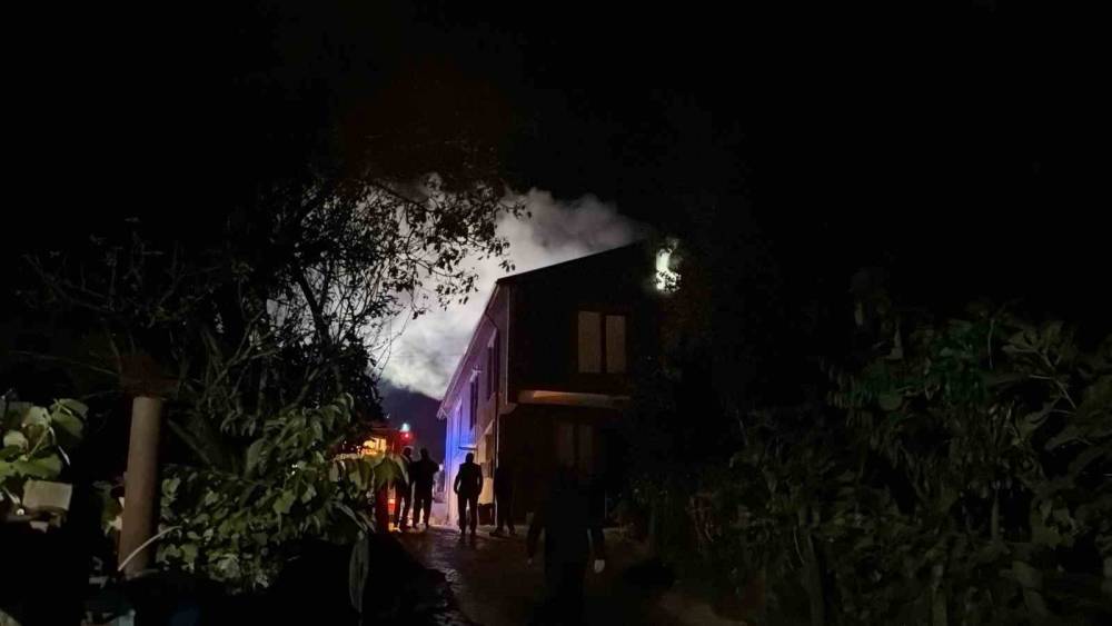 D&uuml;zce&rsquo;de 2 katlı ahşap evde yangın
