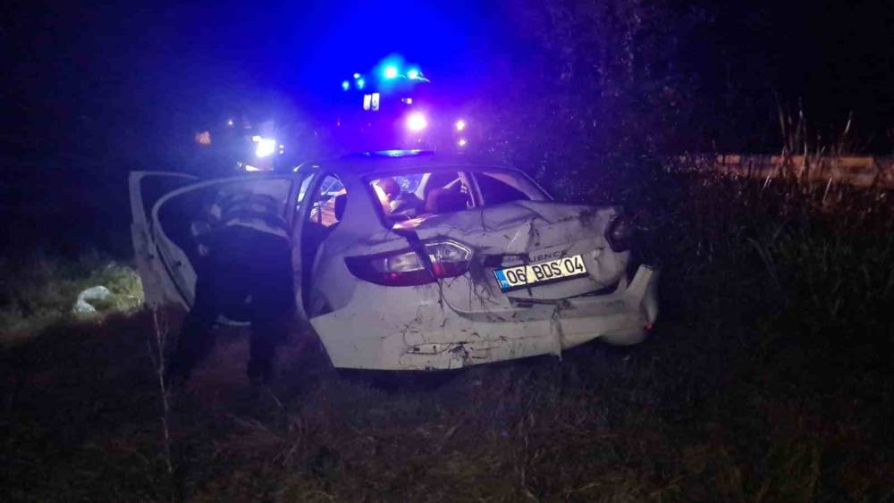 Kontrolden &ccedil;ıkan otomobil araziye u&ccedil;tu; 4 yaralı
