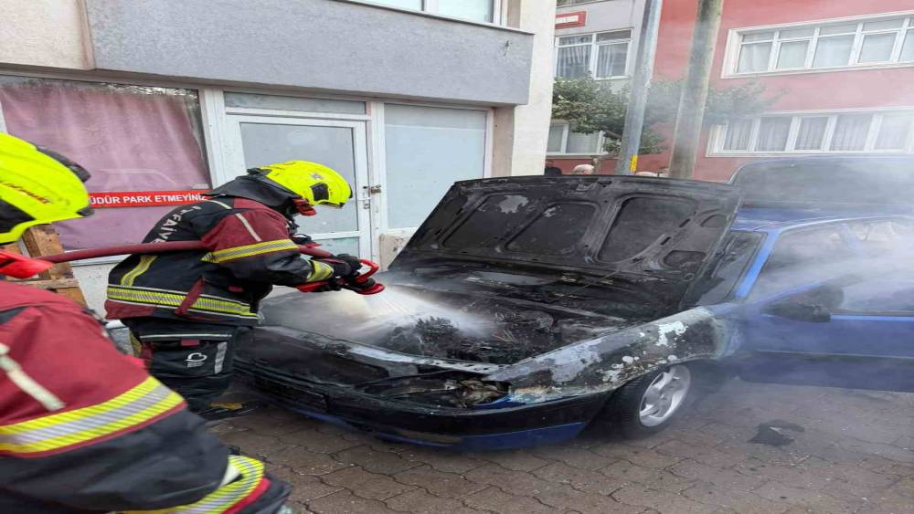 Bandırma&rsquo;da park halindeki otomobilin motor kısmında alev aldı
