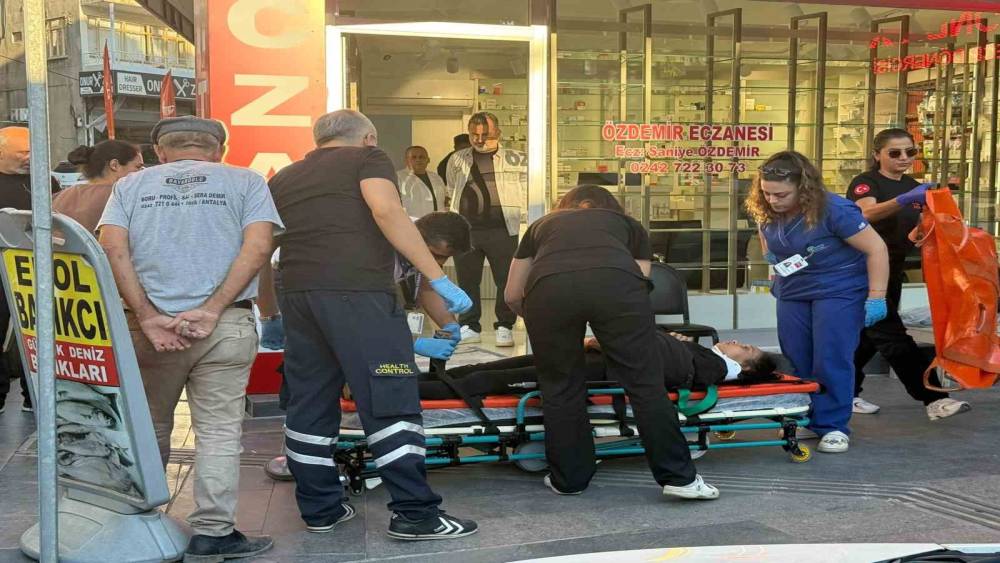 Antalya&rsquo;da otomobil ile motosiklet &ccedil;arpıştı: 2 yaralı
