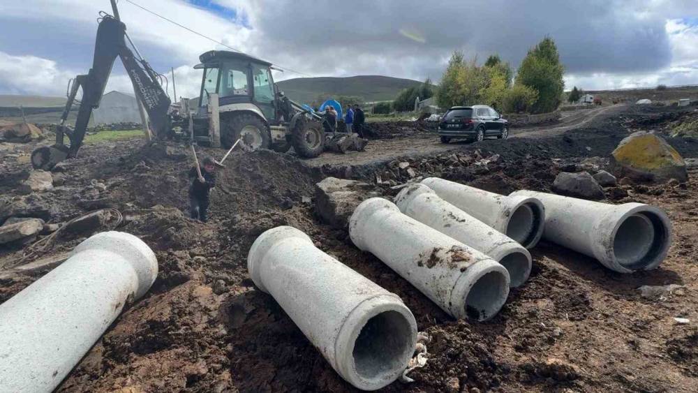 Ardahan&rsquo;da g&uuml;venli ulaşım i&ccedil;in k&ouml;y yollarında genişletme &ccedil;alışması
