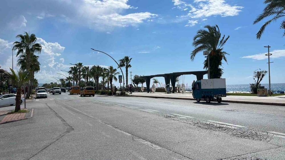 Alanya&rsquo;da otomobil ile motosiklet &ccedil;arpıştı: 1 &ouml;l&uuml;, 1 yaralı
