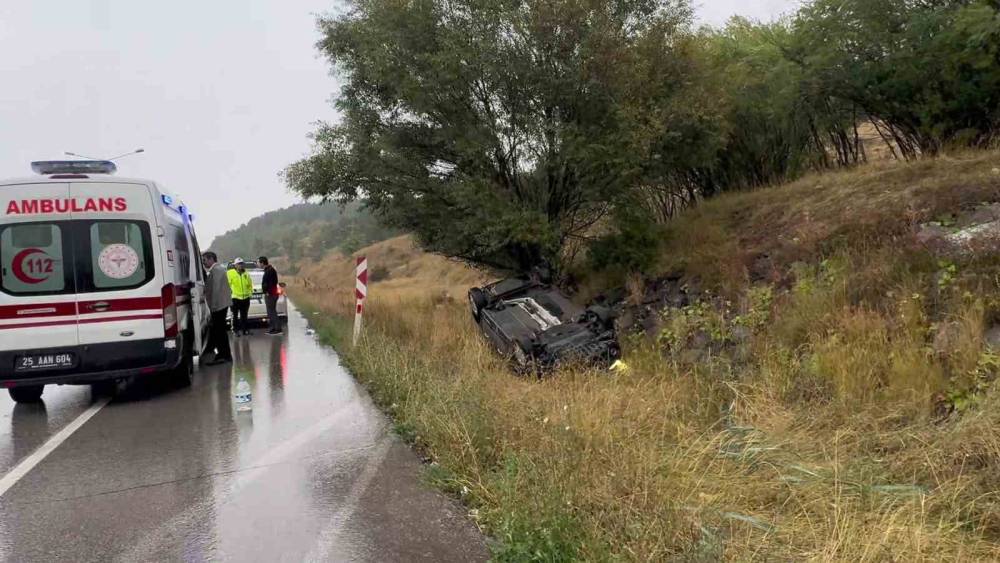 Erzurum&rsquo;da kayganlaşan yolda belediye aracı devrildi: 2 yaralı
