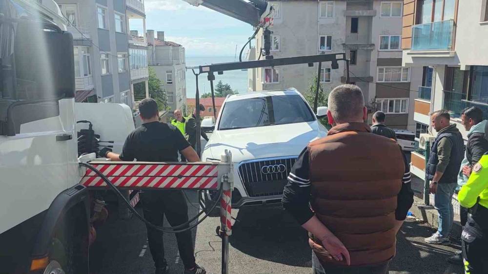 Freni boşalan ara&ccedil; istinat duvarında asılı kaldı

