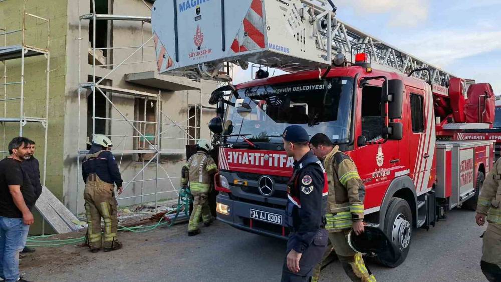 &Ccedil;ekmek&ouml;y&rsquo;de inşaat iş&ccedil;isi toprak altında kaldı: 1 yaralı
