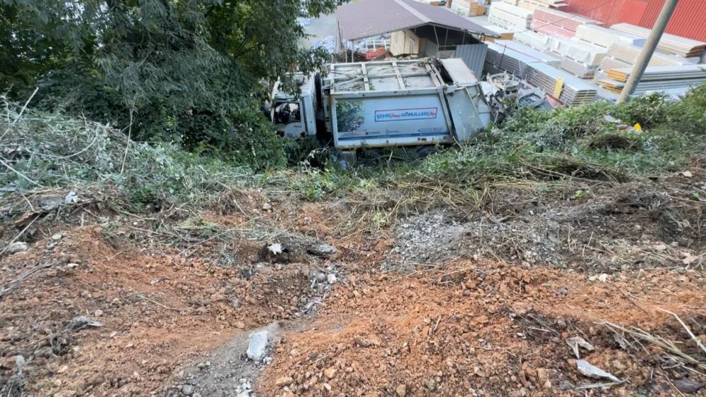 Yol vermek isterken &ccedil;&ouml;p kamyonuyla 10 metrelik şarampole devrildiler: 3 yaralı
