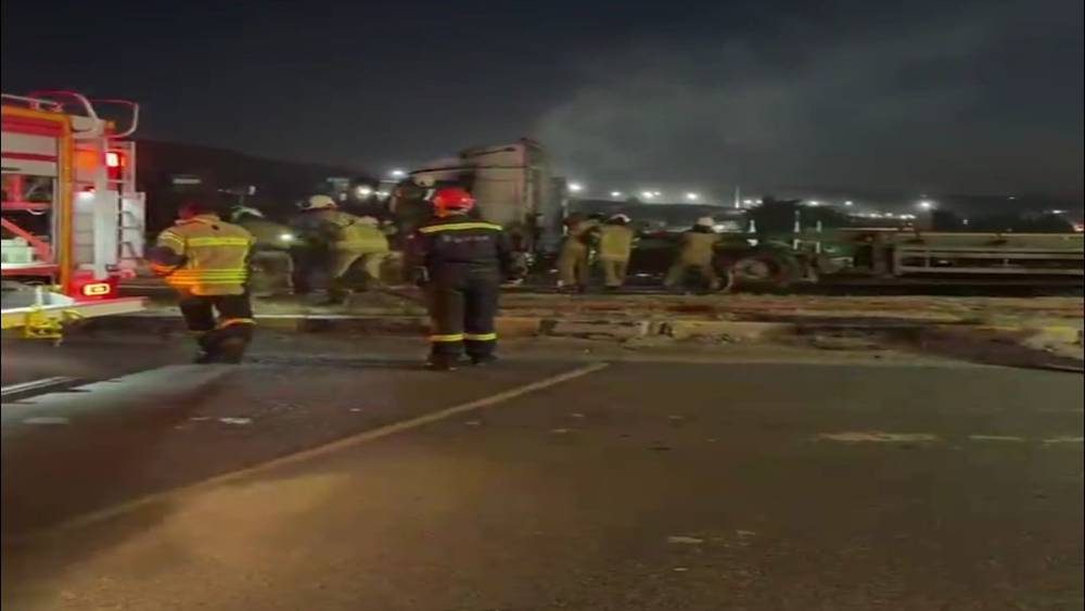 İzmir&rsquo;de tırın kupa kısmında &ccedil;ıkan yangın s&ouml;nd&uuml;r&uuml;ld&uuml;
